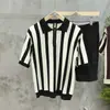 Moda Verão 2025 Camisa Masculina de Lapela com Listras Verticais Tricô Retro Britânico Camiseta Manga Curta Camisa Polo