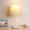 Lámpara de mesa decorativa para dormitorio, mesita de noche de niña, dormitorio, luz cálida de princesa, creativa linda habitación de bodas, pantalla de tela simple