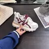 Tenis blancos súper populares para mujer, nuevo modelo otoño 2026, suela gruesa, que realzan la altura, adelgazantes, transpirables, zapatos casuales deportivos, zapatos de papá