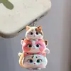 Tapón de Polvo para Teléfono Acrílico Colgante Decorativo de Tres Gatos Lindos Transfronterizo 2D Adecuado para Apple Tipo-C
