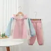 Conjunto Infantil Pequeno e Médio Estilo Novo Primavera e Outono 2025 Novo Estilo Jaqueta Estilosa para Menina Conjunto de Roupa para Montanhismo à Prova de Vento ao Ar Livre Tendência
