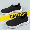 Zapatos deportivos casuales para hombre, estilo coreano, malla simple, transpirables, resistentes al olor, slip-on versátiles para el día a día
