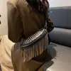 Riñonera Punk de Industria Pesada con Remaches y Borlas para Mujer 2026 Otoño/Invierno Nuevo Estilo Coreano Correa Ancha Texturizada Bolso Cruzado de Hombro