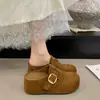 Chinelos de outono preguiçosos para usar ao ar livre, com sola grossa, tamancos que aumentam a altura para mulheres, meias-chinelos fechados na ponta, novo estilo slip-on 2026