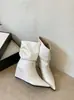 Nuevas botas de moda para mujeres petite, con diseño plisado, punta fina y elegancia de estilo francés, que las hacen estilizadas. Botines 2026 para otoño, con tacón de cuña