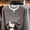 Sudadera de cuello alto de imitación de dos piezas para hombre, nueva colección otoño 2026, ribete en color contrastante, base de color liso, camiseta de punto de manga larga para hombre