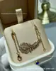 Versão de Luxo do Colar Pluma Totalmente Diamantado Boucheron, Pingente de Pena de Pavão Cravejado de Diamantes Banhado a Ouro 18K, Corrente de Clavícula Banhada a Ouro 18K