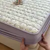 Faldón de cama acolchado con estampado de gasa de doble capa clase A, estilo pequeño y fresco, protector de colchón Simmons antideslizante totalmente cerrado, funda de faldón de cama~