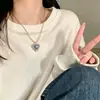 Colar de aço titânio azul denim com coração de espinho, design de nicho doce e cool, pingente de cruz versátil unissex, corrente para moletom que não desbota