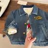 Chaqueta de Mezclilla para Niños Estilo Coreano 2026 Primavera y Otoño Nueva Chaqueta de Dibujos Animados para Niños Ropa Suave con Letras Niñas Elegante