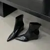 Botas de tornozelo de ponta fina, elegantes e estilosas, em tom marrom, com salto plataforma, zíper traseiro e corte justo, perfeitas para o outono e inverno.