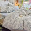 Juego de cuatro piezas de gasa de doble capa de algodón súper suave clase A con funda de edredón estampada, sábana bajera lavable a máquina, sábana encimera, juego de tres piezas para cama de dormitorio 4