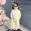Conjunto de Primavera e Outono para Meninas 2026 Novo Estilo Elegante Versão Coreana Jaqueta com Capuz Calça Casual Calça Cargo Roupa de Outono Conjunto de Três Peças