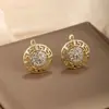 ¡Pendientes Redondos con Patrón Retro de Lujo Ligero! Chapado en Cobre con Oro Real, Incrustado con Diamantes y Circonitas, Pendientes de Gama Alta Estilo Europeo y Americano para Mujer