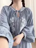 Roupas de Outono 2025 Estilo Étnico Bordado Decote V Cadarço Solto Pulôver Feminino Comprimento Médio Camisa Manga Longa