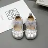 Zapatos de princesa bajos para niñas con perlas y lazo, zapatos pequeños de piel con suela blanda, Nuevo estilo Primavera/Otoño 2026, Zapatos de vestir de moda para niñas pequeñas