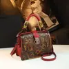 2026 Nuevo Bolso de Mano Elegante Vintage con Relieve Floral y Asa de Bambú Cuero Genuino Gran Capacidad Bolso de Mujer Estilo Étnico para Mujeres de Mediana Edad