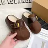 Moda Grueso-suela Retro Birkenstock Punta Cerrada Medias Zapatillas para Uso al Aire Libre 2026 Otoño/Invierno Nuevas Deslizables Peludas Algodón Zapatillas