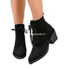 Botas de mezclilla de punta para otoño e invierno transfronterizas europeas y americanas, botas cortas de montar de gamuza western bordadas para mujer con tacón grueso, venta al por mayor en tallas grandes