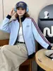 A1330 Jaqueta Feminina com Três Listras, Estilo Esportivo Vintage, Gola Alta, Jaqueta com Zíper, Caimento Solto, Rejuvenescedora, Peça de Sobrepor Versátil