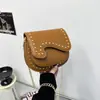 Yuezi 2026 Verão Nova Bolsa Sela Retrô com Rebites e Franjas Mini Carteira de Moedas Batom Fone de Ouvido Bolsa Transversal Pequena