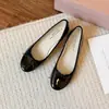 Sapatos vermelhos femininos pequenos, novo estilo outono e inverno 2026, gentis e elegantes, com laço, bico redondo, boca rasa, sapatos de ballet para avós
