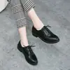 Sapatos femininos de couro retrô para primavera e outono, estilo britânico, salto médio, sapatos sociais, adequados para entrevistas, sapatos de trabalho pretos, confortáveis de usar