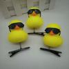 El patito amarillo con gafas empuja y barre el pasador para absorber el polvo. El pasador vende el adorable artefacto. El tocado de primavera está instalado en el lugar escénico.