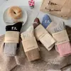 Meias de pelo de cor sólida para Outono e Inverno meias de caxemira de cano médio para mulheres absolutamente estilosas meias de moda versáteis personalizadas moda estudantil