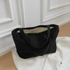 Este año, el popular bolso de pana de gran capacidad, bolso de mano, bolso de hombro, bolso de clase para estudiantes universitarios, es único.