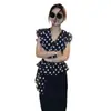 Camisa sin mangas de lunares negros estilo Hepburn francés para mujer, cuello en V, entallada en la cintura, con cinturón para atar, top adelgazante, nuevo modelo verano 2026