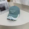 Boné de Baseball Color Block com Bordado de Letras Desgastado para Mulheres, Moda Americana Versátil para Primavera e Verão Que Faz o Rosto Parecer Menor
