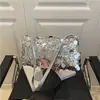 Bolsa Pequena da Moda para Mulheres Outono 2025 Nova de Nicho Texturizada com Corrente de Lantejoulas Pequena Quadrada Estilosa Bolsa de Ombro Transversal