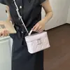 Bolsa de mão de luxo leve estilo coreano para atacado de mulheres, novo modelo de verão 2026, bolsa de ombro acolchoada de cor sólida, bolsa transversal versátil