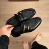 Sapatos pequenos de couro estilo britânico versáteis sem cadarço 2026 novo outono preto retro com tira de fivela dupla mocassins de salto grosso para mulheres