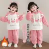 Pijama de Punto Grueso de Doble Capa para Niñas 2025 Nuevo para Bebé Color Coral Terciopelo Rosa Ropa de Casa Ropa de Invierno Se Puede Usar Afuera