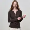 Outono de 2026 Novo Estilo Coreano Minimalista Gola V Botões Slim Fit Cor Sólida Versátil Elegante Top Feminino 25712