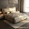 Cama de cuero de lujo ligero estilo italiano, cama con respaldo alto tapizado, ribete metálico en el extremo, dormitorio principal, cama doble, cama de cuero moderna minimalista