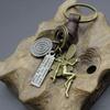 Llavero creativo para hombre, de aleación de bronce, con forma de ángel, de piel de vaca tejida vintage.