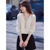Camisa Elegante Estilo Artístico Gola Meio Aberta Costura em Cor Contrastante Suave Top de Liocel Design Retrô Francês para Mulheres