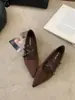 []Colección Otoño 2026: Zapatos de Gamuza para Mujer con Tacón Oculto, Hebilla de Tira Cruzada y Diseño de Estampado de Leopardo