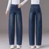Jeans de corte justo com perna curva para mulheres, um novo estilo popular para a primavera e o outono de 2026, apresentando uma cor azul retrô, cintura alta e design de perna larga.