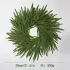 Corona de Navidad transfronteriza con pino de Norfolk de tacto suave, agujas y ramas de pino simuladas, adorno decorativo para puerta y pared, venta al por mayor