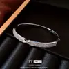 Pulsera de Cierre de Pinza de Cruz Electrochapada en Oro Real de 18 Quilates, Pulsera Versátil Estilo Commuter Francés, Accesorio de Mano Moderno y Único para Mujeres, Nicho