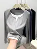 Camiseta preta de manga longa falsa de duas peças para mulheres, nova coleção outono/inverno 2026, plus size, projetada para cobrir a barriga e criar um efeito emagrecedor, adequada como blusa de baixo ou top