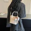 Bolso pequeño para mujer, nuevo y moderno 2026, bolso de hombro casual versátil, bolso tipo cubo de moda retro, bolso cruzado texturizado