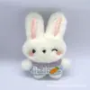 Broche de Peluche de Conejo de Zanahoria Dibujado Colgante Versátil Llavero de Muñeca Colgante de Bolso Accesorios para Zapatos y Sombreros