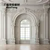 Ventanas de estuco con arco central de suelo a techo, paneles de pared tallados en toda la casa, sala de estar de mansión estilo francés con relieves lineales circundantes, juego completo