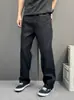 Estilo callejero, pantalones casuales negros estrellados para hombre, con un diseño único, corte recto hasta el suelo y un estilo workwear genial y moderno