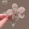 2026 Presilha de Cabelo Flor de Cristal Rosa Estilo Floresta Super Feérica Presilha de Cabelo para Testa de Alto Padrão Presilha Lateral para Mulheres Elegante Presilha de Bico de Pato Versátil